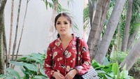 Nindy terlihat mengenakan piama yang sedang hits saat ini. (Foto: Nindy (Instagram Nindy)