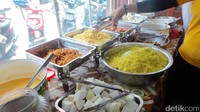 Selain nasi kuning, Rumah Makan Al Hikmah juga menyediakan menu lainnya. Ada juga lontong opor yang tak kalah sedapnya (Wahyu/detikTravel)
