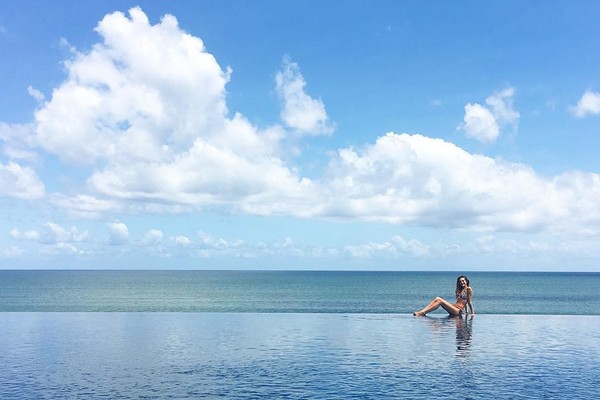Seorang penulis fashion seksi asal London, Bridie Wilkins (23) bisa dibilang sebagai seorang yang menikmati indahnya dunia berkat kegemarannya menabung. Tak sedikit hotel mewah berbintang yang ia kunjungi (@bridiewilkins/Instagram) Seorang penulis fashion seksi asal London, Bridie Wilkins (23) bisa dibilang sebagai seorang yang menikmati indahnya dunia berkat kegemarannya menabung. Tak sedikit hotel mewah berbintang yang ia kunjungi (@bridiewilkins/Instagram)
