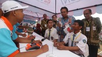 Dirjen Linjamsos Kementerian Sosial RI Harry Hikmat (tengah) bersama Head of Network & Services BNI Wilayah Bandung Oktovianus Pardede (kanan) sedang menyaksikan transaksi pencairan dana Program Indonesia Pintar (PIP) di Agen46 BNI, sekaligus mencairkan dana bantuan sosial Program Keluarga Harapan (PKH) di Lapangan Rajawali, Cimahi, Jawa Barat, Senin 11 September 2017. (dok. BNI)