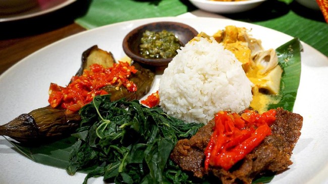 Viral Orang ke Pasar Pakai Hazmat dan Nasi Padang Penyebar Corona
