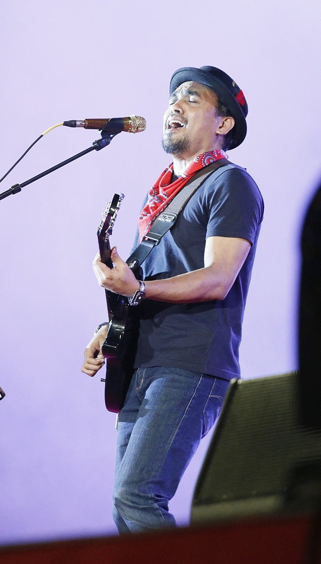 Topi buatan Jerinx, topi yang saya suka banget, ujar Glenn Fredly. Menurut mantan suami Dewi Sandra itu, topi dari Jerinx memiliki daya tersendiri dari segi konsep. Topi dijual sebagai bentuk penggalangan dana amal. (Foto: Dicky/detikHOT)