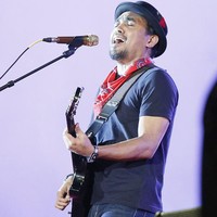 Topi buatan Jerinx, topi yang saya suka banget, ujar Glenn Fredly. Menurut mantan suami Dewi Sandra itu, topi dari Jerinx memiliki daya tersendiri dari segi konsep. Topi dijual sebagai bentuk penggalangan dana amal. (Foto: Dicky/detikHOT)