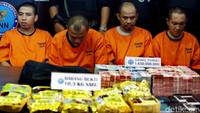 Para tersangka terancam Pasal 114 ayat 2 jucto Pasal 132 ayat 1, Pasal 112 ayat 2 jo Pasal 132 ayat 1 UU nomor 35/2009 tentang narkotika dengan ancaman maksimal pidana mati.