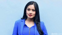 Aktris berusia 35 tahun itu tetap terlihat kece dengan mengenakan jeans. Pool/Noel/detikFoto