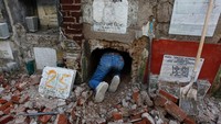 Grave cleaner akan membobol makam-makam yang tak berbayar atau ekspired. Kemudian para grave cleaner ini akan masuk ke dalam lubang kubur dan mengeluarkan peti atau pun sisa tengkorak (Jorge Dan Lopez/Reuters)