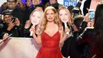 Red Hot! Jessica Chastain di Premier Woman Walks Ahead