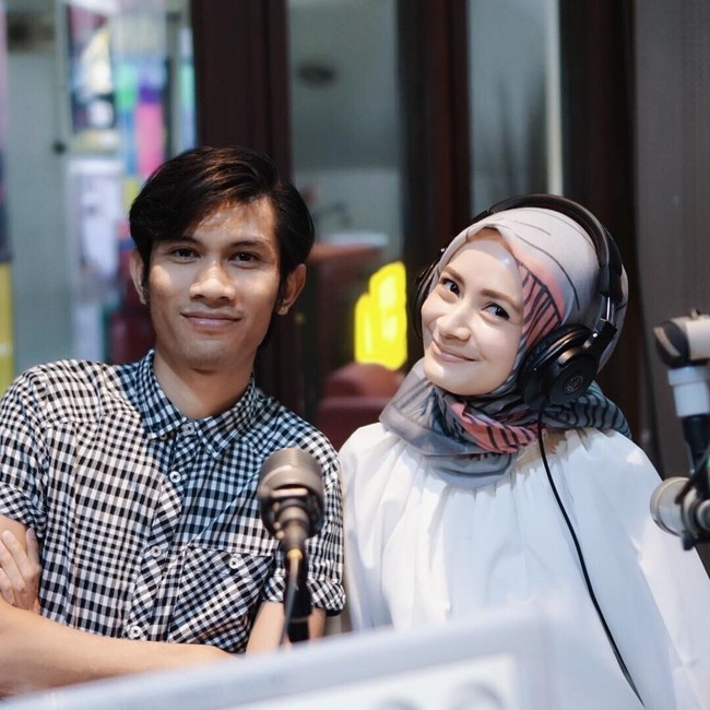 Vokalis band The Changcuter juga memperistri wanita cantik asal Temanggung, Jawa Tengah bernama Dhatau Rembulan. Foto: Instagram