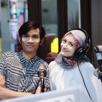 Vokalis band The Changcuter juga memperistri wanita cantik asal Temanggung, Jawa Tengah bernama Dhatau Rembulan. Foto: Instagram