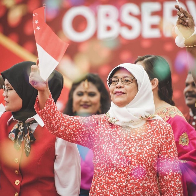 Halimah Yacob selau bergaya formal dalam kesehariannya. Dalam pencalonannya sebagai Presiden Singapura, ia mengajak rakyat Singapura untuk bekerja sama membangun negaranya lebih kuat. Foto: Dok. Instagram @halimahyaccob