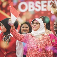 Halimah Yacob selau bergaya formal dalam kesehariannya. Dalam pencalonannya sebagai Presiden Singapura, ia mengajak rakyat Singapura untuk bekerja sama membangun negaranya lebih kuat. Foto: Dok. Instagram @halimahyaccob