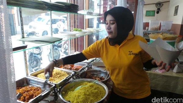 Pelayan Rumah Makan Al Hikmah akan dengan sigap melayani nasi kuning pesanan traveler. Seporsi nasi kuning dihargai sekitar Rp 16 ribu saja (Wahyu/detikTravel) Pelayan Rumah Makan Al Hikmah akan dengan sigap melayani nasi kuning pesanan traveler. Seporsi nasi kuning dihargai sekitar Rp 16 ribu saja (Wahyu/detikTravel)