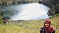 Resti Fitria Pramandani (25). Resti pertama kali naik gunung pada 2015 lalu ke Gunung Prau. Setelahnya, hampir setiap bulan ia mendaki, seperti Gunung Sindoro, Ciremai hingga Semeru (Dok. restipramandani/Instagram)