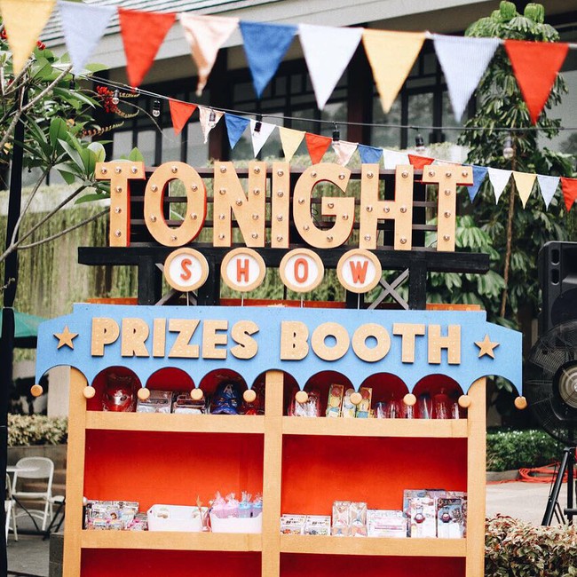 Goodybag untuk para tamu undangan ulang tahun Rafathar ditata apik di booth. Foto: Dok. Instagram