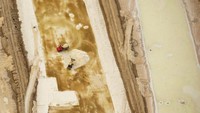 Menariknya, gambar tambak  garam ini tidak diambil begitu saja, melainkan diambil dari atas pesawat, yang dikemudikan sendiri olehnya. Foto: Istimewa