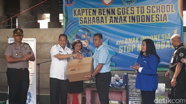 BNN memberikan bantuan berupa komputer dan buku pelajaran dari BNN berjudul 'Aku Sehat Tanpa Narkoba'