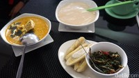Salah satu tempat yang direkomendasikan adalah di Restoran Florida, Jalan Raya Ngade, Ternate. Di restoran ini, kamu bisa menikmati Wisata Uang Seribu Rupiah sembari nyemil papeda atau pisang goroho dan minum air guraka (Wahyu/detikTravel)