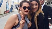 Lewat film seri Twilight, nama Kristen Stewart berhasil mendunia. Seorang traveler yang beruntung pun sempat berfoto dengannya (@Kstewartfans/Twitter)