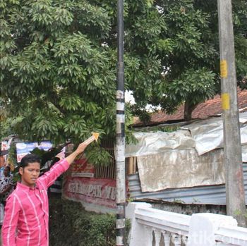 Pemuda Depresi di Kebumen Ini Panjat Tiang Lalu Pegang Kabel Listrik