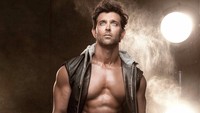 Aktor Bollywood Hrithik Roshan menderita skoliosis pada usia 21 tahun dan ini memicu berbagai risiko masalah tulang lainnya. Seperti saat syuting film Bang Bang, piringan sendi tulang belakangnya geser. Kemudian pada 2011 ia pernah juga mengalami cedera tulang punggung serius saat syuting film Agneepath. (Foto: Instagram/hrithikroshan)