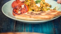 Kalau di India, sajian ini sangat populer untuk sarapan. Masala Omelette dibuat dari telur ayam yang dicampur dengan bumbu-bumbu seperti irisan daun bawang, potongan tomat, cabai rawit, daun ketumbar, bubuk kunyit dan jus lemon. Rasanya gurih dengan semburat rempah khas India, enaknya dimakan dengan roti. Foto: Istimewa