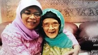 Sedari kecil Halimah terbiasa membantu ibunya yang menjadi tulang punggung keluarga sejak sang ayah meninggal (Dok. Facebook Halimah)