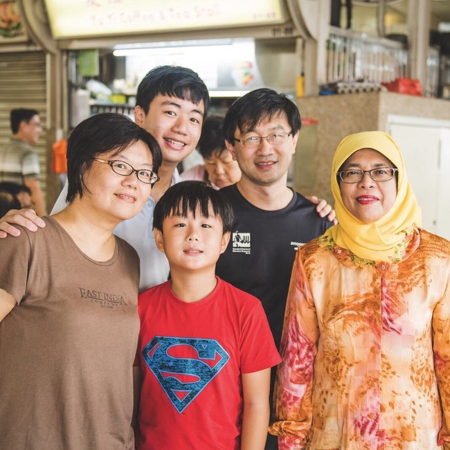 Halimah Yacob memadankan jilbab simpel dengan aksen bordir yang atraktif dan atasan bercorak animal print. Meski demikian penampilannya tetap tampak sederhana dan merakyat. Foto: Dok. Instagram @halimahyaccob