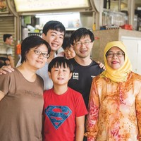 Halimah Yacob memadankan jilbab simpel dengan aksen bordir yang atraktif dan atasan bercorak animal print. Meski demikian penampilannya tetap tampak sederhana dan merakyat. Foto: Dok. Instagram @halimahyaccob