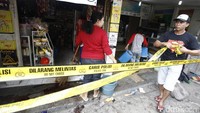 Seorang pelaku FH bersama satu pelaku lainnya masuk ke dalam toko dan menodongakan celurit. Tak sampai disitu, keduanya sempat menyekap mulut korbannya Achmad Farid dengan menggunakan lakban berwarna hitam.