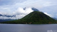 Gambar mata uang rupiah kerap berubah. Berbagai keindahan bumi pertiwi silih berganti menghiasi mata uang rupiah. Termasuk pula Pulau Maitara di Tidore Kepulauan yang pernah menghiasi pecahan Rp 1.000 lama (Wahyu/detikTravel)