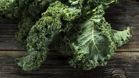 Satu cangkir kale diketahui dapat memenuhi semua kebutuhan harian tubuh seperti vitamin A, C dan K. Selain itu, kale juga memiliki tiga gram protein baik untuk tubuh. Foto: Getty Images