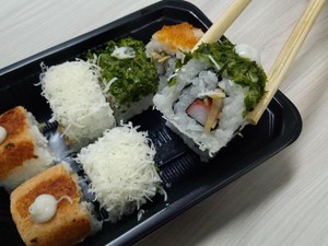 Mencicip Sushi dari 2 Gerai Online dengan Harga Terjangkau, Mana yang Enak?