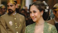 Bunga saat menghadiri acara akad nikah saudara laki-lakinya. (Dok. Instagram/bclsinclair)