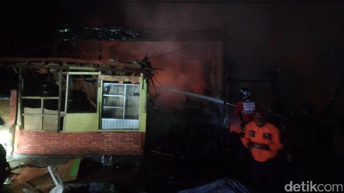 Kebakaran Lahap Pertokoan di Garut, 3 Unit Damkar Diturunkan
