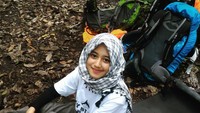Siska Kusmayanti (24) misalnya, wanita berhijab kelahiran Cianjur yang kini tinggal di Bandung ini hobi mendaki. Akrab disapa Chika, jatuh cintanya dengan gunung sekitar tahun 2014 saat pertama kali ke Gunung Lawu Jawa Tengah (Dok. siska_kusmayanti/Instagram)