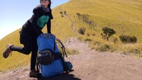 Pendaki cantik bernama akun Instagram @tantiwdy ini lagi dapat cuaca cerah ya di sabana Gunung Merbabu. Tengok saja, ia juga ke Gunung Sindoro hingga Papandayan (Dok. tantiwdy/Instagram)