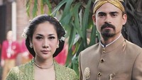 Ia tampak cantik dan anggun dengan kebaya hijau kala berdampingan dengan sang suami, Ashraf. (Dok. Instagram/bclsinclair)