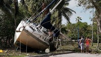 Perahu yang rusak dan tiba di darat tergambarkan di Coconut Grove pasca Badai Irma di Miami, Florida. 10 September 2017. (REUTERS/Carlo Allegri)