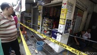 Peristiwa perampokan itu terjadi sekitar pukul 01.30 WIB. Berawal saat pelaku yang diduga berjumlah lebih dari 4 orang itu datang ke toko kelontong milik Achmad Farid (29) yang berada di Jl Kayu Manis 8, Matraman, Jakarta Timur. Para pelaku datang menggunakan sepeda motor secara berboncengan.