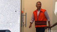 Antonius Tonny Budiono diperiksa sebagai saksi untuk tersangka Komisaris PT Adhiguna Keruktama Adiputra Kurniawan terkait dugaan suap perijinan dan pengadaan proyek-proyek di lingkungan Ditjen Perhubungan Laut tahun anggaran 2016.