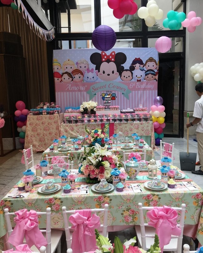 Pesta ulang tahun Amora Lemos digelar dengan tema Tsum Tsum Party. Meja dan kursi untuk para tamu cilik pun tampak dihiasi dengan berbagai hal berbau Tsum Tsum. Foto: Dok. Instagram