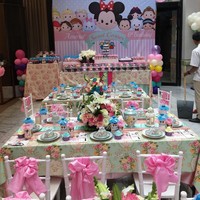 Pesta ulang tahun Amora Lemos digelar dengan tema Tsum Tsum Party. Meja dan kursi untuk para tamu cilik pun tampak dihiasi dengan berbagai hal berbau Tsum Tsum. Foto: Dok. Instagram