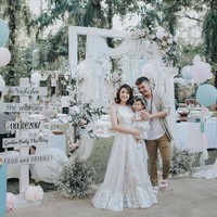 Nastusha Olivia Alinskie, putri Chelsea Olivia dan Glenn Alinskie ini juga baru saja berulang tahun yang ke-1. Pesta ulang tahun Nastusha digelar di Hotel Dharmawangsa, Jakarta. Foto: Dok. Instagram