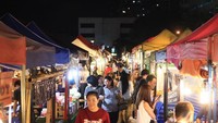Mayoritas tenant di Pasar Malam Ratchada memang menggunakan tenda warna-warni. Suasananya pun makin mirip game tetris saat malam hari (Train Night Market Ratchada/Facebook)