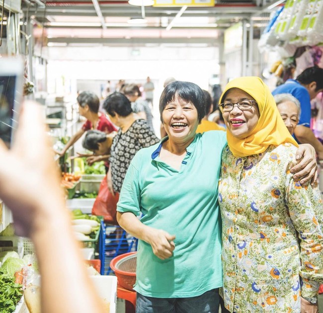 Halimah sebelumnya dikenal sebagai Ketua Parlemen Singapura. Pengalaman tersebut turut membantu wanita kelahiran 23 Agustus 1954 itu memenuhi syarat sebagai calon Presiden Singapura. Foto: Dok. Instagram @halimahyaccob