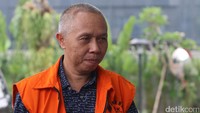 Rudi Indra diperiksa sebagai tersangka dalam kasus suap terhadap dirinya terkait penanganan dugaan korupsi dana desa di Pamekasan.