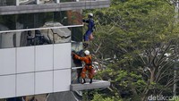Dua orang petugas pembersih kaca gedung terlihat tengah beraktivitas di sebuah bangunan di kawasan Tendean, Jakarta, Selasa (12/9/2017).