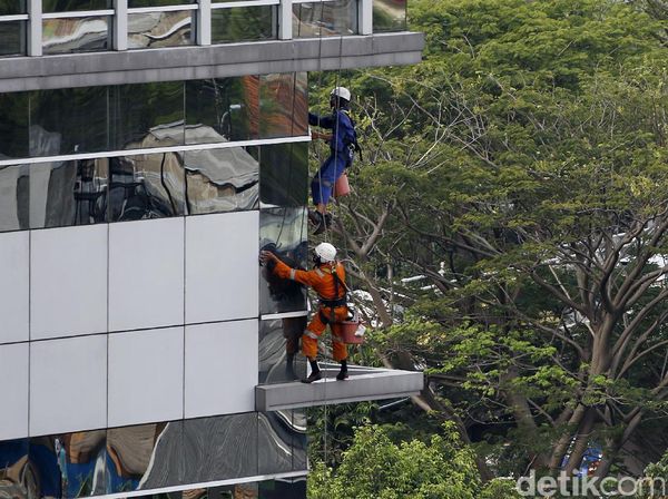 Bertaruh Nyawa Bersihkan Kaca Gedung Pencakar Langit