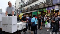 Pasar ikan Tsukiji Jepang terbagi menjadi dua bagian. Pasar dalam mengelola hasil tangkapan, pelelangan, hingga jual beli.