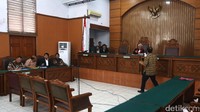 Novanto ditetapkan sebagai tersangka sejak Senin (17/7). Novanto dijerat KPK terkait kapasitasnya sebagai Ketua Komisi II DPR periode 2009-2014. Dia diduga memiliki peran dalam setiap proses pengadaan e-KTP, mulai perencanaan, pembahasan anggaran, hingga pengadaan barang dan jasa, melalui tersangka lain, Andi Narogong.